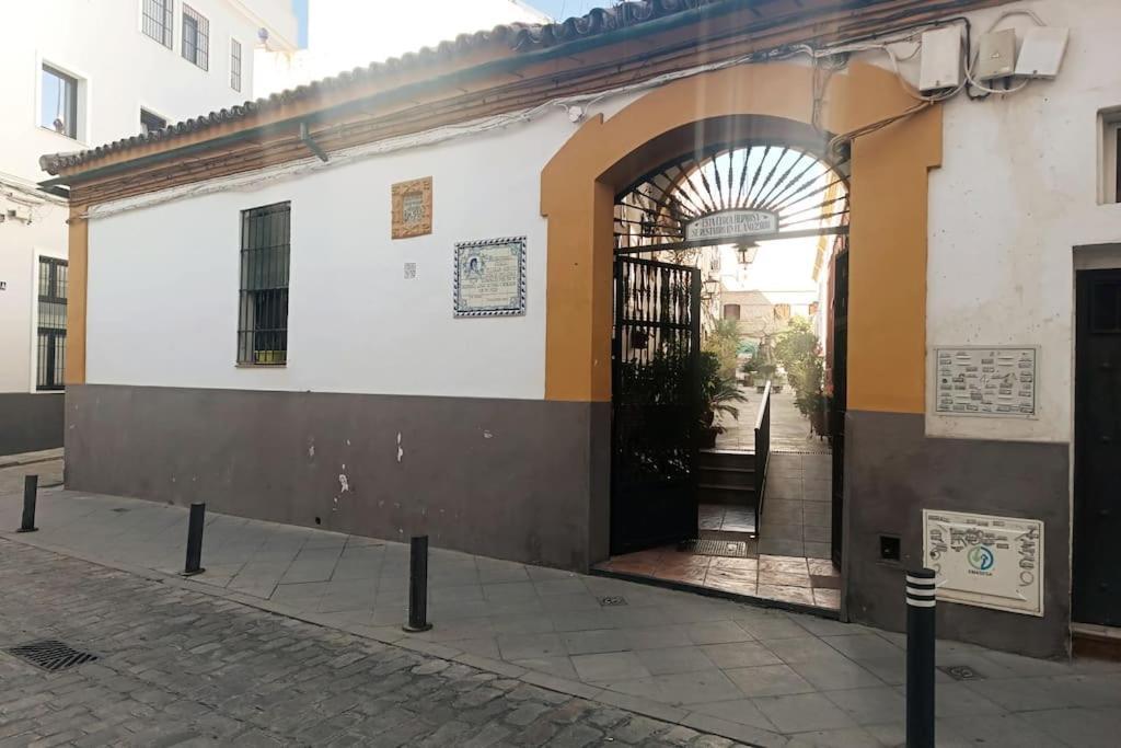 Tipico Y Pintoresco Patio De Vecinos, Con Encanto Seville Exterior photo